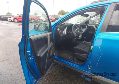 2017 Toyota Rav4 Xle z USA, uszkodzony, nr VIN 2T3WFREV4HW371896